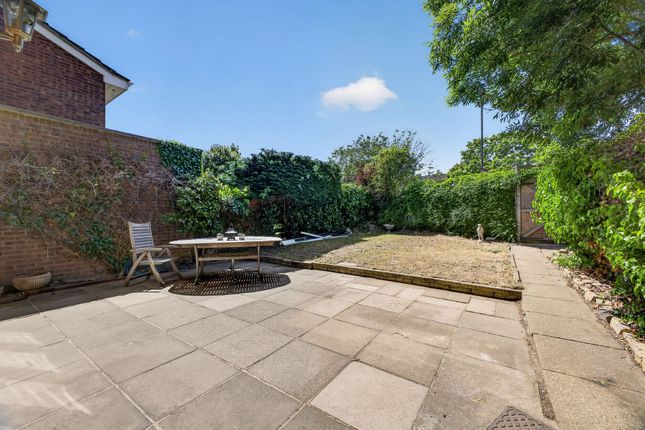 5 Winchilsea Crescent, West Molesey photo 4