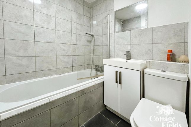 Thumbnail Flat to rent in Cobbett Close, Enfield