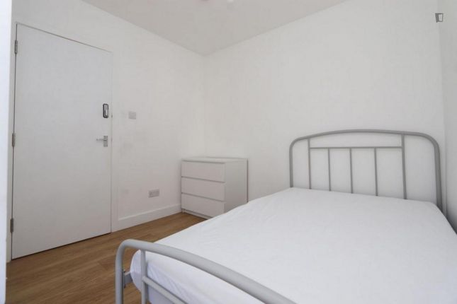 Thumbnail Room to rent in Springfield Lane, London