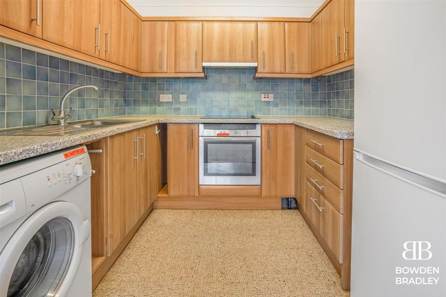 1-bed flat on Flat 18, Manor Court Lodge, London, £170,000