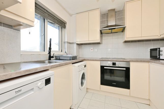 37, Aylets Field, Harlow photo 3