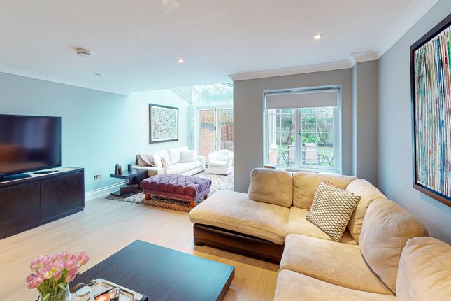 7, Millers Close, Surrey photo 4