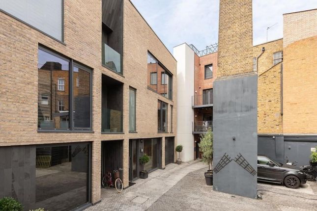 Thumbnail Flat to rent in Cotswold Mews, London