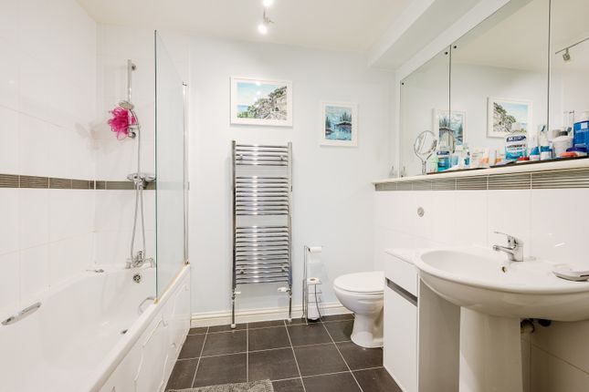 Flat for sale in Ashcombe House, Elm Grove, London
