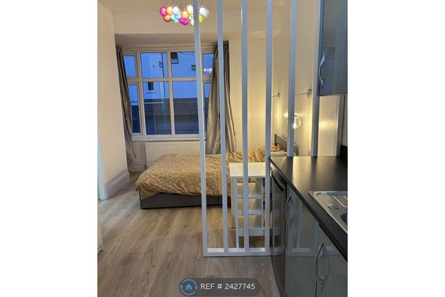 Room 2 - Downstairs Ensuite With Kitchenette