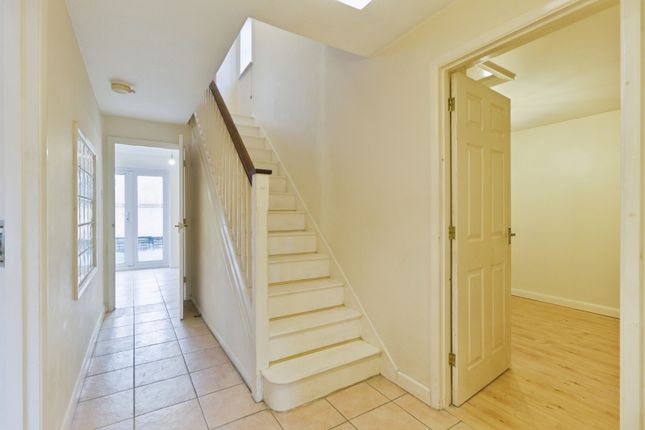2, Ridge Close, London photo 2
