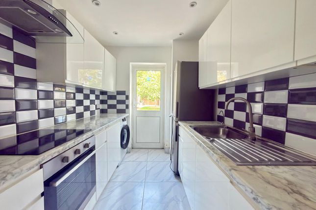 204, Woodlands Avenue, Ruislip photo 4