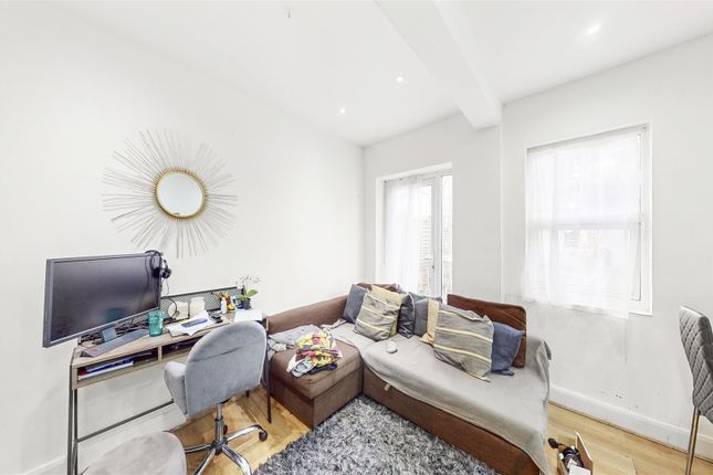 Flat for sale in Rucklidge Avenue, Willesden Junction, London