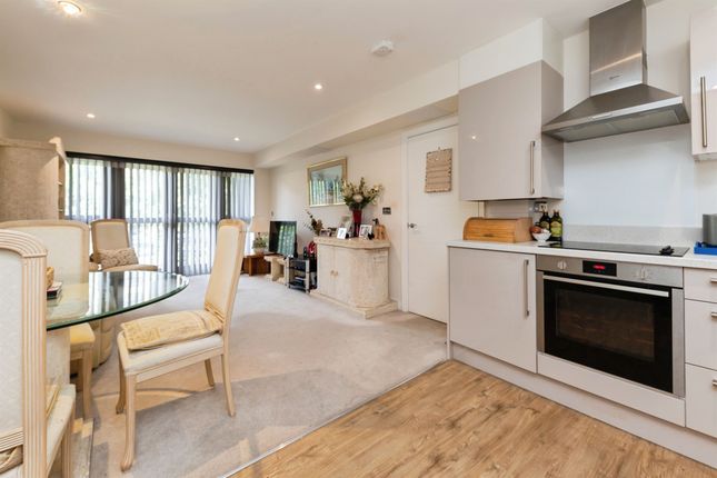 Flat 13, Waldorf House, Bessemer Road, Welwyn Garden City photo 2