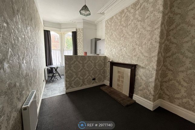 Flat, Grosvenor Road, Scarborough photo 4