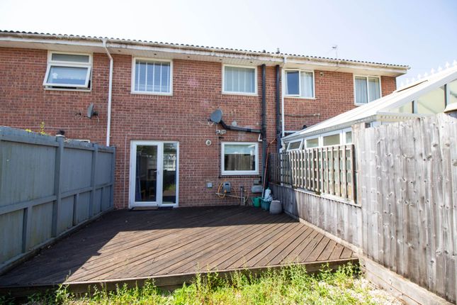 15, Holmbury Close, Frome photo 4