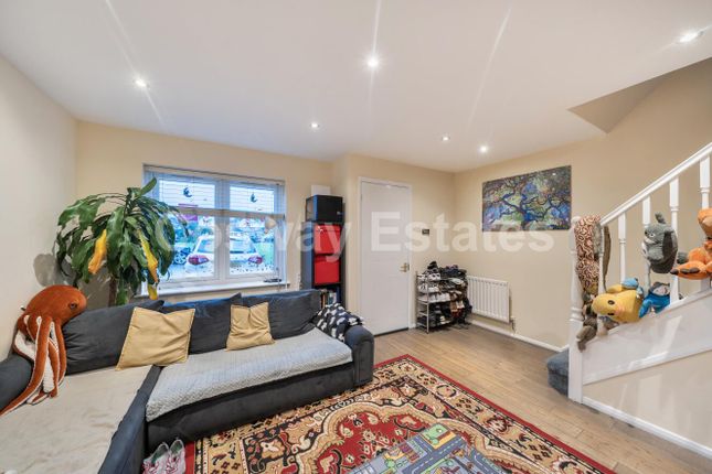 12, Aylesham Close, Mill Hill photo 4