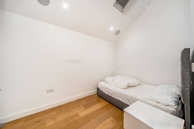 Flat 7, Oasis Court, 37, Mile End Road, London photo 5