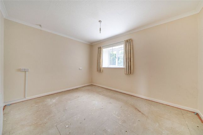 6, Chestnut Mead, Redhill photo 2