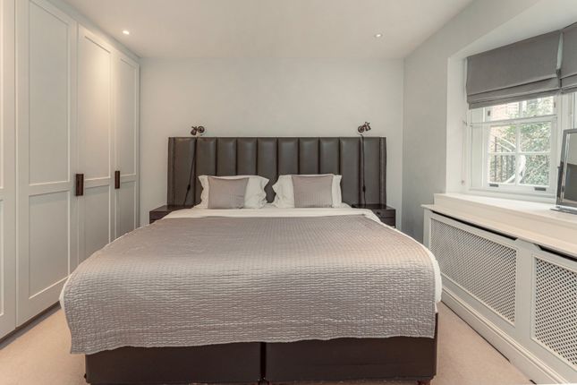 Flat to rent in North Audley Street, London