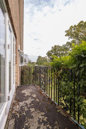 The Warren Drive, E11