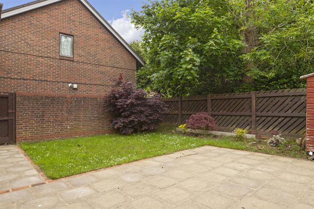 7, Lewis Court, Worthing photo 2