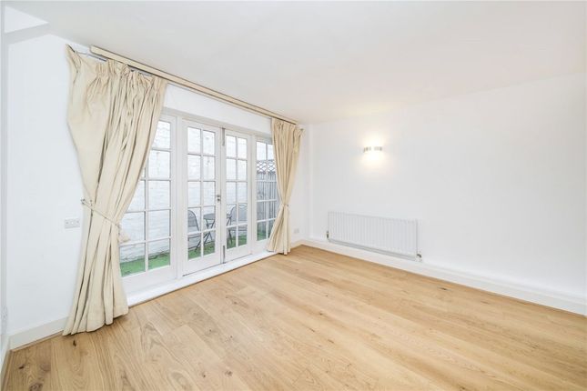 Flat 4, Three Cups Yard, Sandland Street, London photo 2