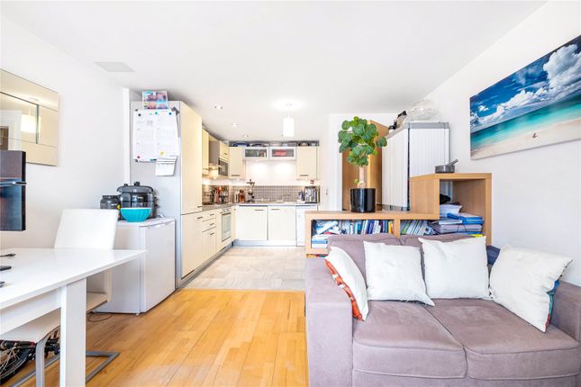 Flat to rent in Stane Grove, Clapham, London