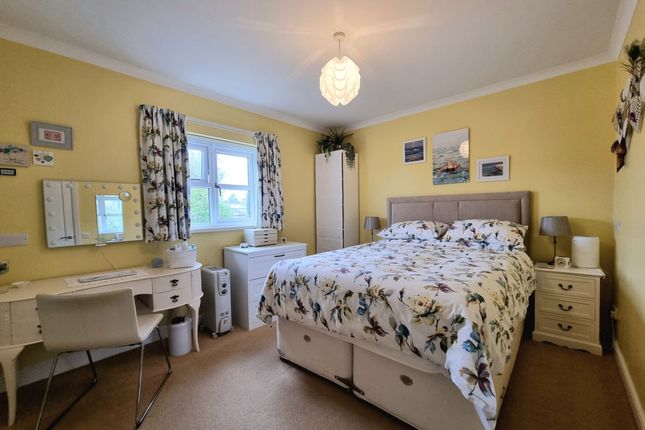 21 Restway Gardens, Bridgend photo 4