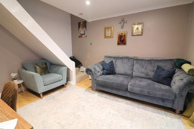 2, Chelsworth Close, Luton photo 3