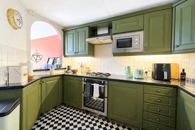 2 Hopkiln,, Weydon Lane, Farnham photo 4