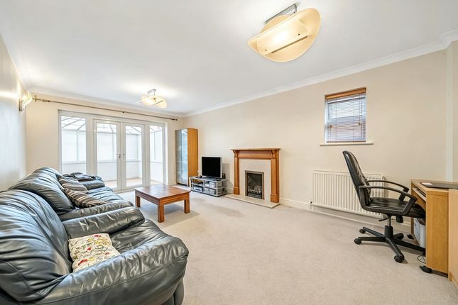 52, Weston Avenue, West Molesey photo 3