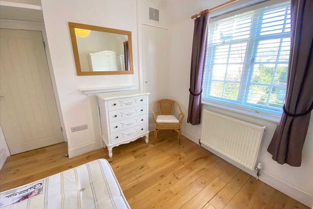 26b, Holyoake Walk, Ealing photo 3