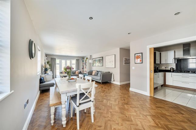 2 South Riding, Shoppenhangers Road, Maidenhead photo 4