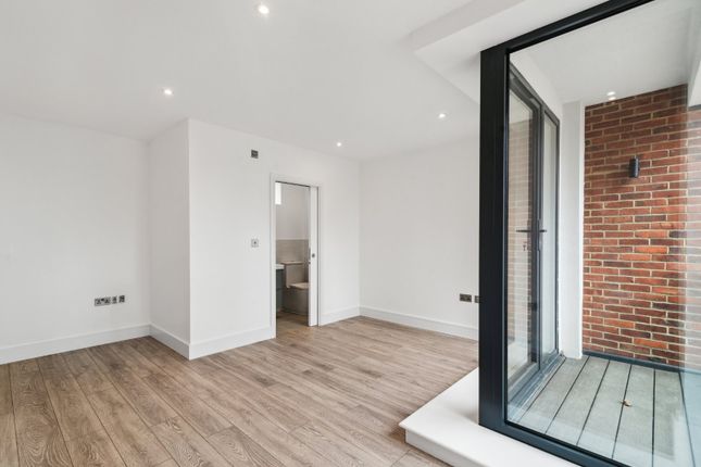 Flat 3, 22, Upper Square, Isleworth photo 3