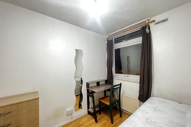 Shared accommodation to rent in Gale Street, London