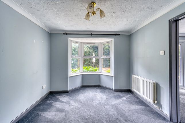 5, Tullis Close, Staffordshire photo 3