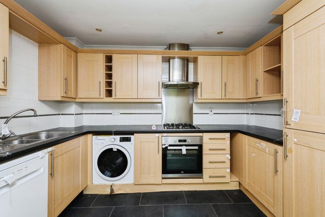 Flat 8, Burgess House, 6, St. Lukes Road, Surrey photo 3