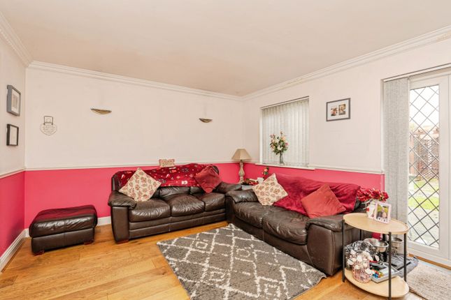 43, Lorne Gardens, Woking photo 4