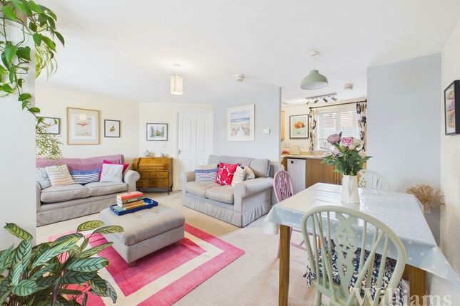47 Paradise Orchard, Aylesbury photo 2