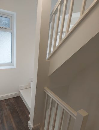 Flat 2, 34 Elthorne Way, London photo 5