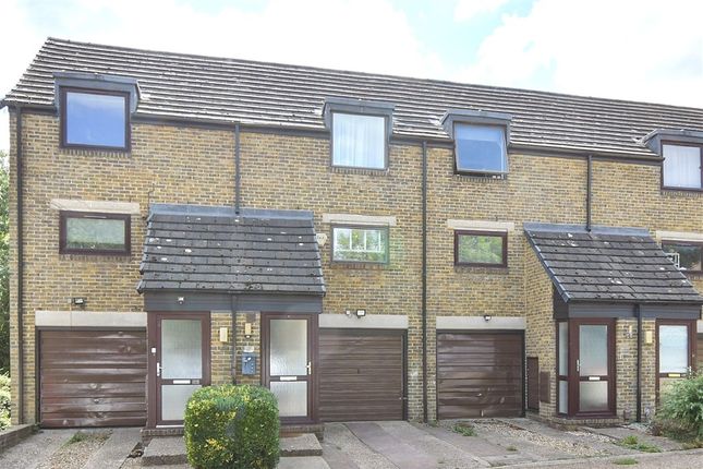 2-bed flat on Bazes Shaw New Ash Green, Longfield, £250,000