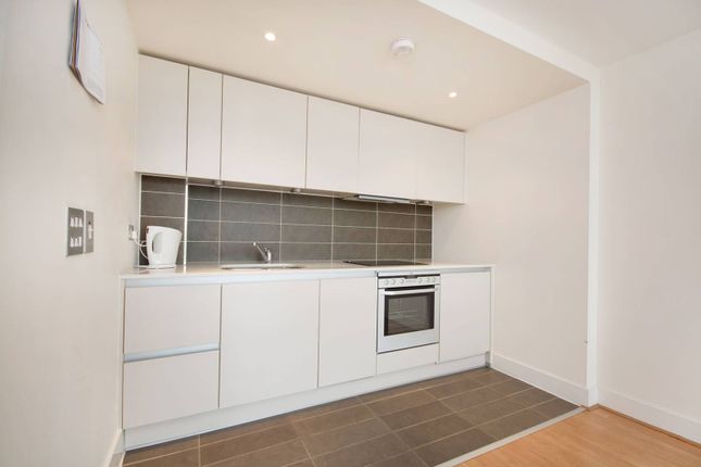 Flat to rent in Empire Square, Borough, London