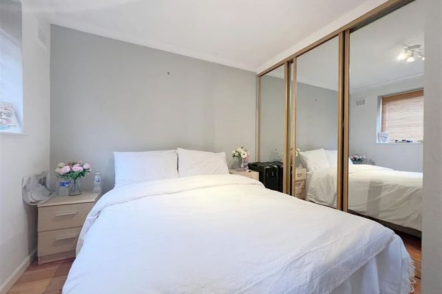 8XX James Croft, Graeme Road, Greater London photo 3