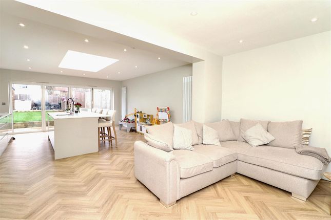 8, Carlton Close, Borehamwood photo 4