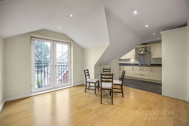 Flat Flat 8, 54 Woodfield Court, Headley Road, Reading photo 4