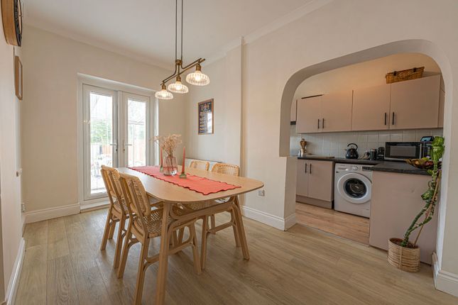 15 The Avenue, Caldicot photo 2
