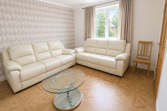 2, Woodbridge Lane, Romford photo 2