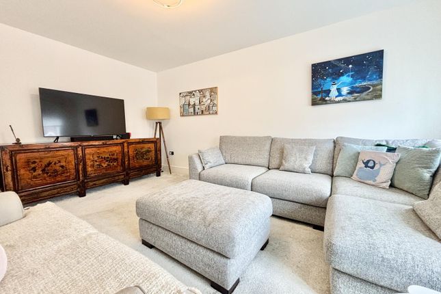 1, Birch Close, Leeds photo 4