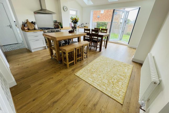 1, Foxhills Close, Whitestone photo 3