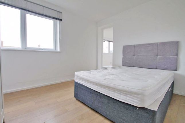 Flat to rent in Ewen Crescent, London
