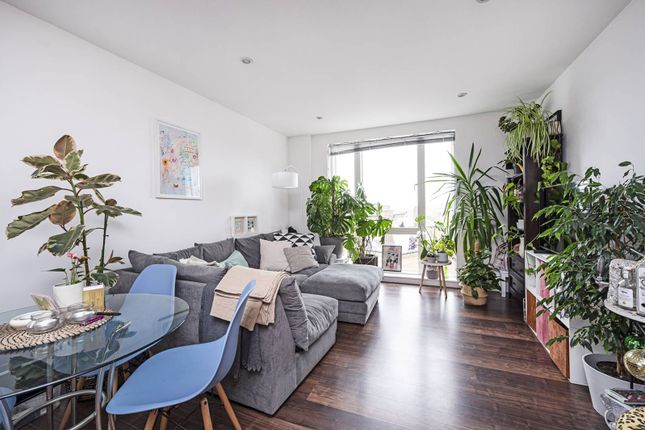 Flat for sale in Cambridge Crescent, Bethnal Green, London