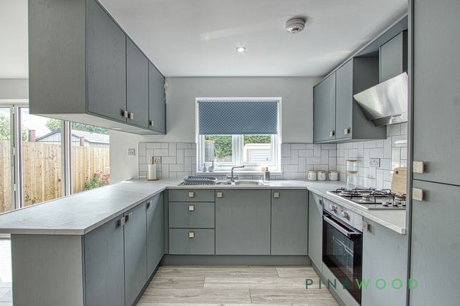 4 Devonshire Way, Chesterfield photo 3