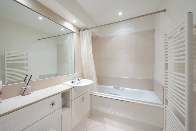 Flat for sale in Smugglers Way, Wandsworth, London