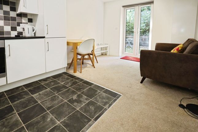 3 Fraser Court, Bournemouth photo 5